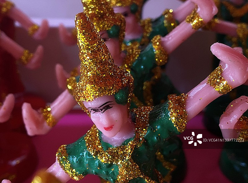 泰国传统黏土娃娃的美。图片素材