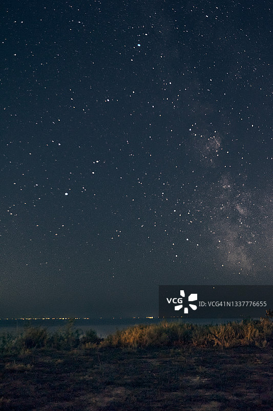 银河下的假日夜晚露营图片素材