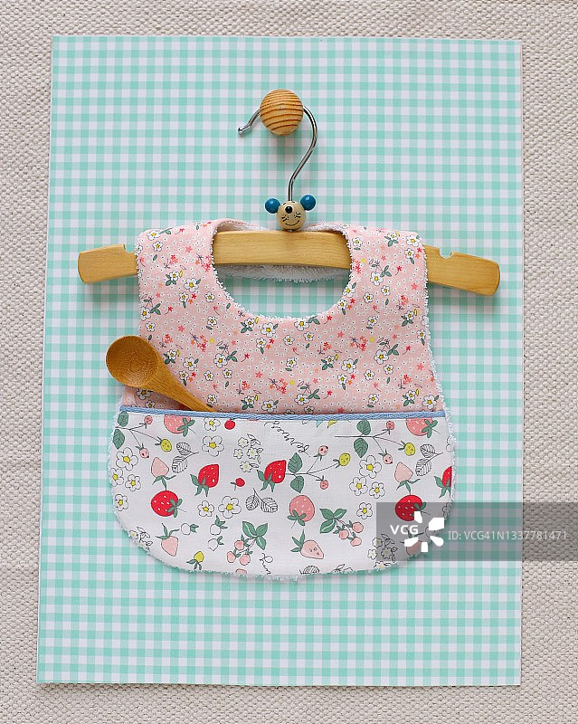 女婴围兜图片素材