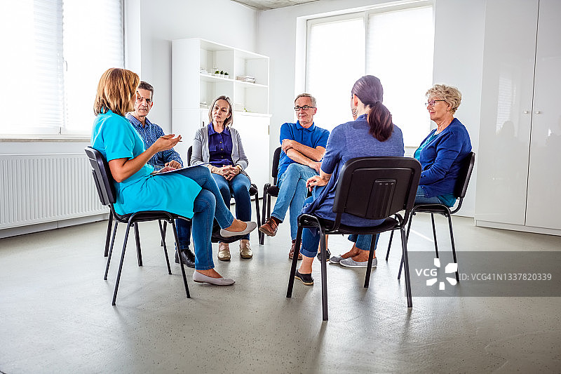 护士在养老院与老年人会面图片素材