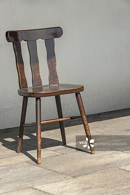 街上的棕色木质无扶手橡木椅图片素材