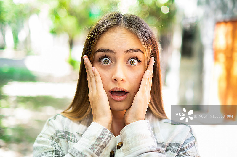 惊讶地看着镜头的年轻拉丁裔女性图片素材