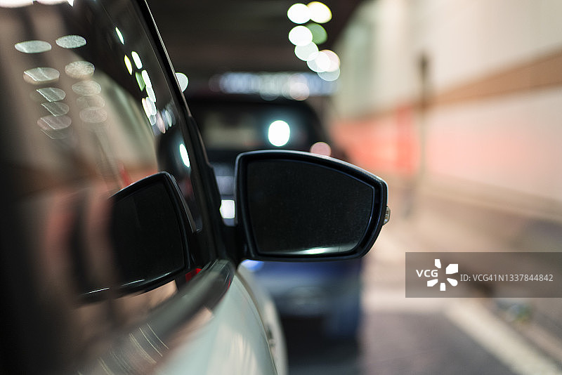 隧道右侧的汽车图片素材