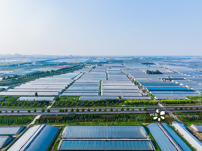 乡村山区黄昏时分的花卉种植温室航拍图片素材
