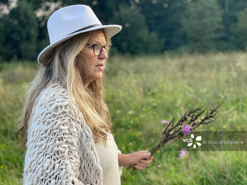 女人采摘野花图片素材