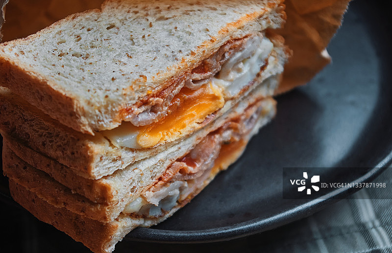 纸袋里的三明治特写图片素材
