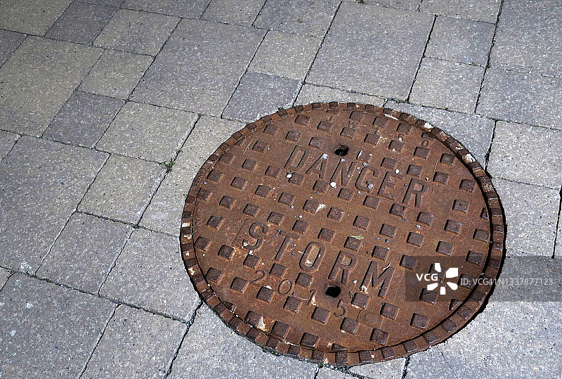 生锈的铁制雨水箅子盖图片素材
