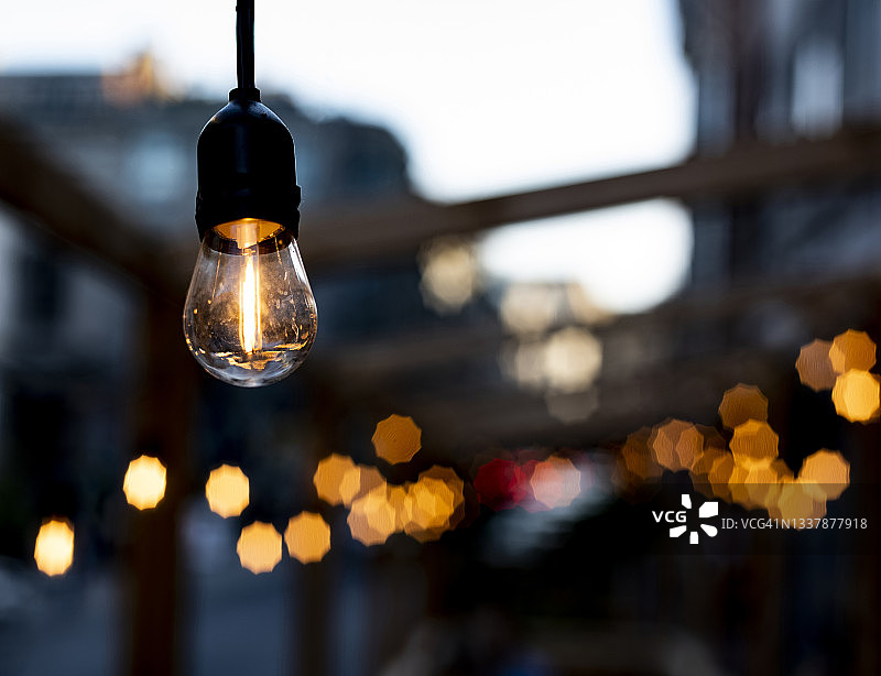 户外庭院灯光，浅景深营造抽象忧郁效果图片素材