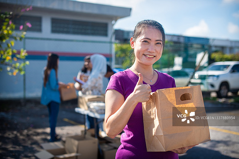 女社工在社区食物银行分发食品图片素材