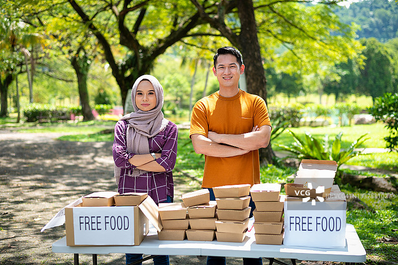 志愿者在公园的慈善活动中分发免费餐食图片素材