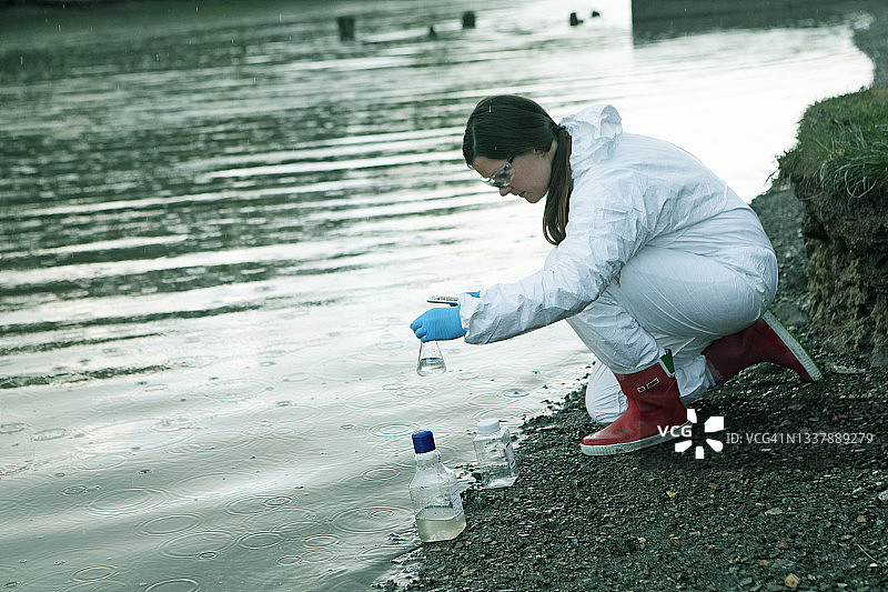 河流旁配备设备的海洋生物学家图片素材
