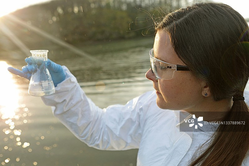 科学家手持水样进行光照分析图片素材