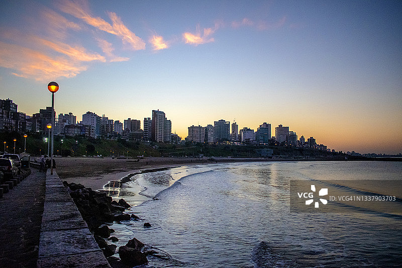 建筑物与大海，阿根廷布宜诺斯艾利斯马德普拉塔的日落图片素材