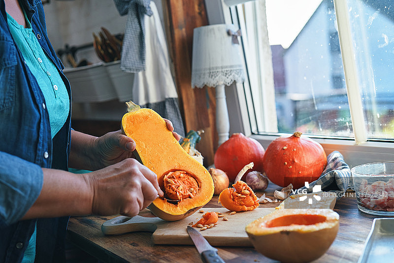准备南瓜薄酥皮馅饼图片素材