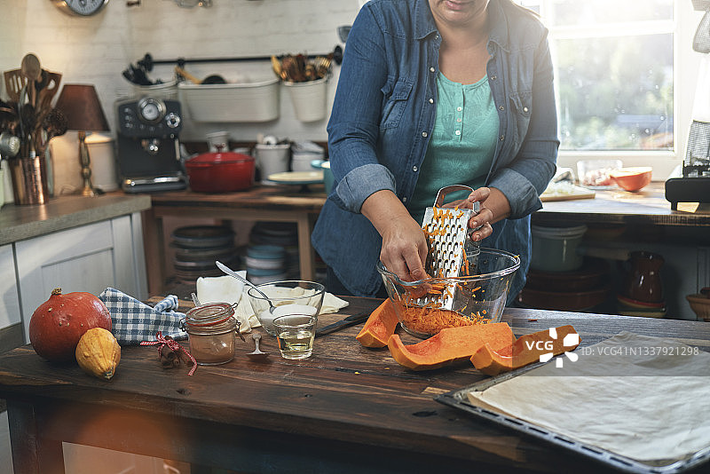 准备南瓜薄酥皮馅饼图片素材
