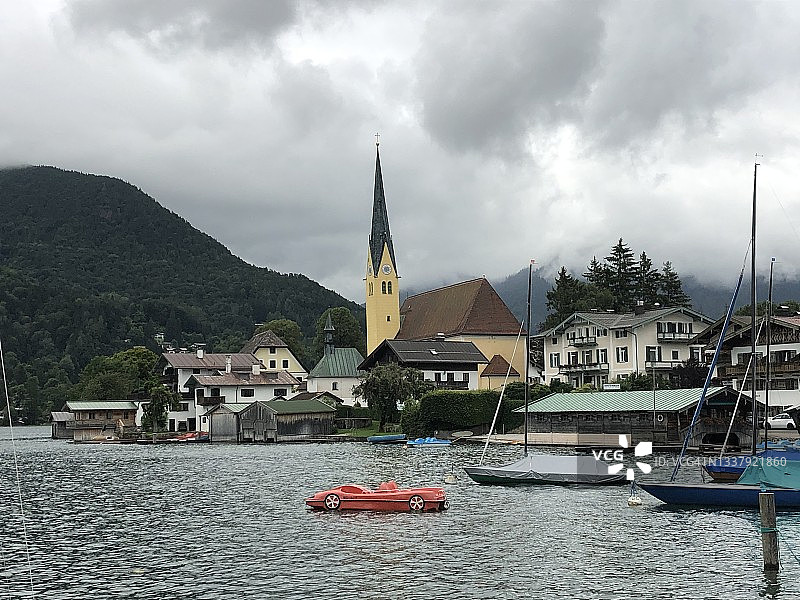 德国巴伐利亚州罗塔赫-埃根的泰根湖和圣劳伦蒂乌斯教区教堂图片素材