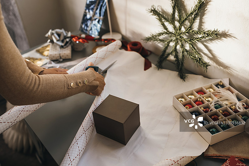 一位不露面的妇女在家包装圣诞礼物图片素材