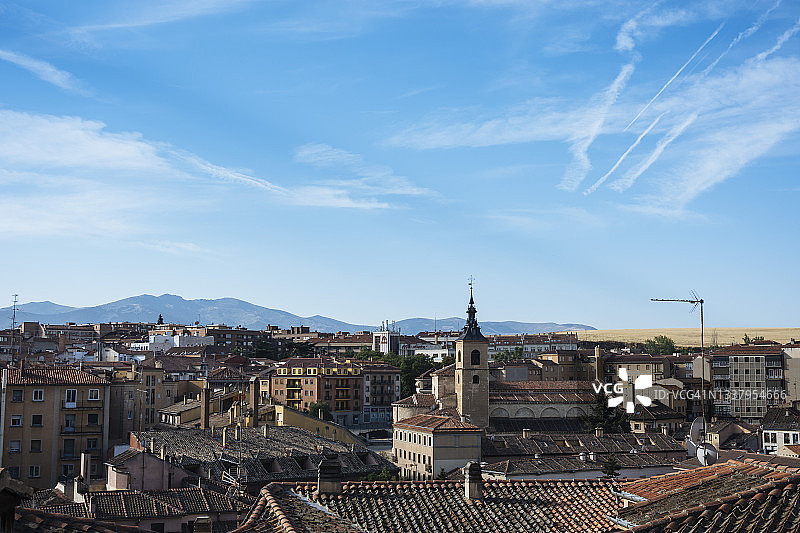 塞哥维亚老城陶瓦屋顶天际线和山脉上的缕缕云彩图片素材
