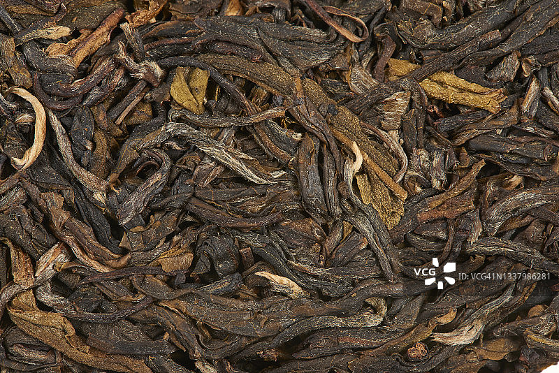 芳香黑色干茶，分离在白色上图片素材