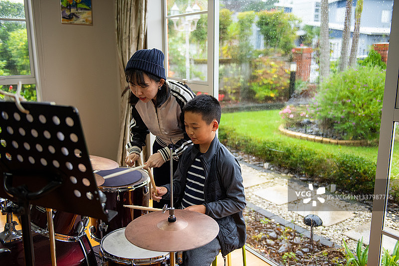 年轻女音乐家教青少年男孩打鼓图片素材