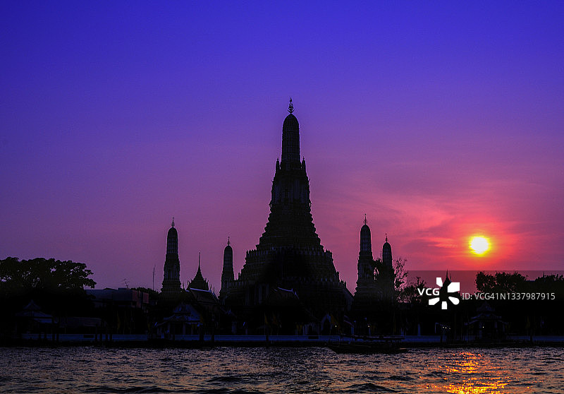 泰国曼谷郑王庙日落剪影图片素材