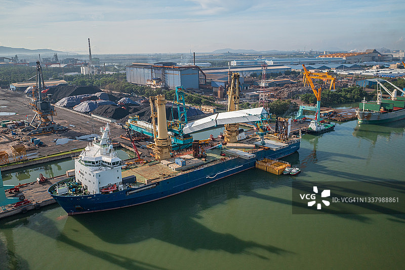 富美港的重型航海运输船图片素材