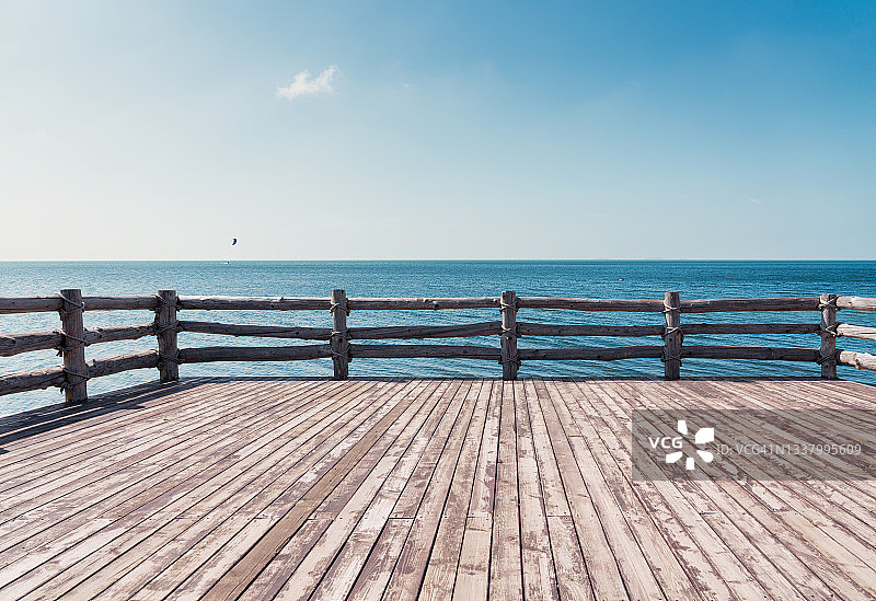 海边的木质平台图片素材
