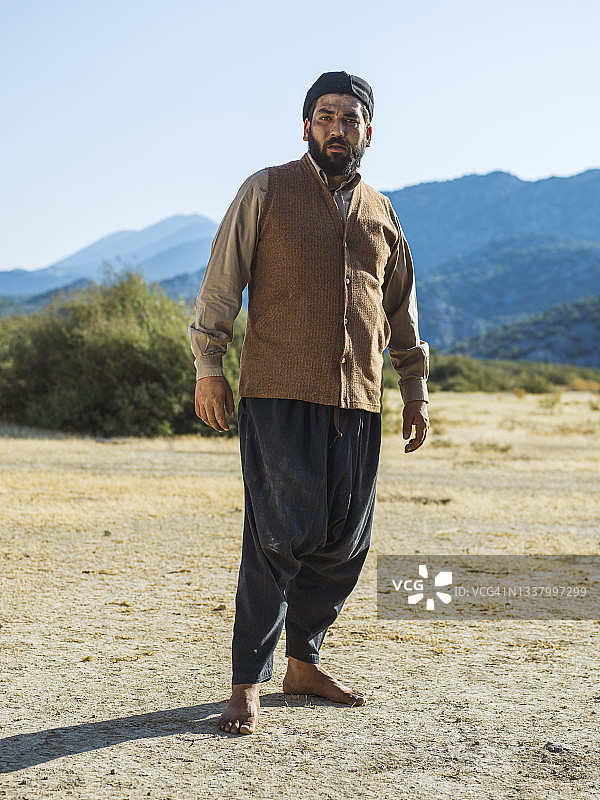 农场中的难民男子肖像图片素材