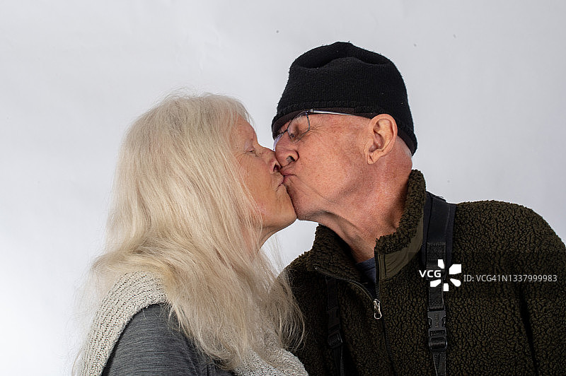 年长夫妇享受亲吻图片素材