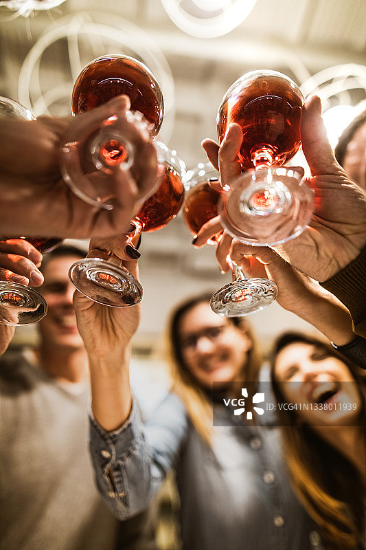 为我们的友谊干杯！图片素材