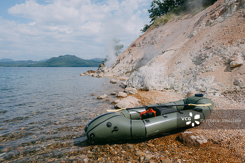 北海道，温泉蒸汽湖滩上的皮划艇图片素材