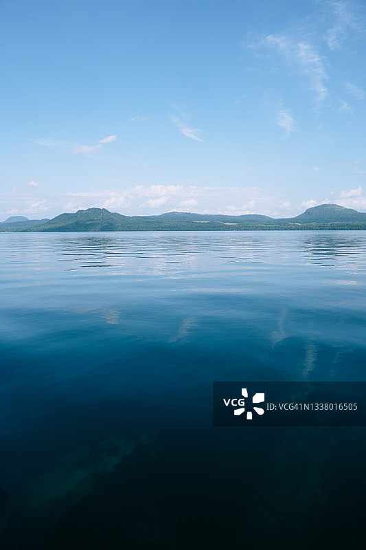 平静的屈斜路湖水面，日本北海道图片素材