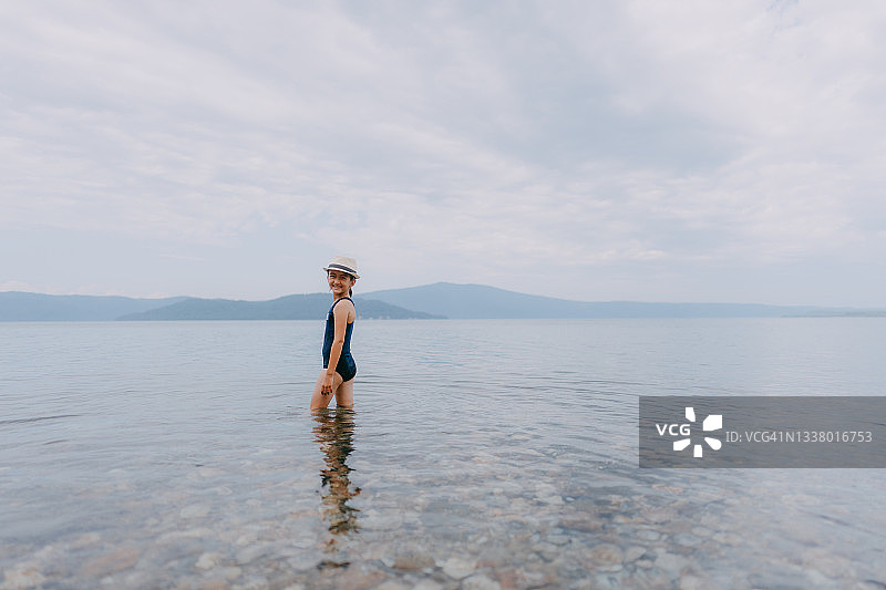 快乐的年轻女孩在浅水中嬉戏图片素材