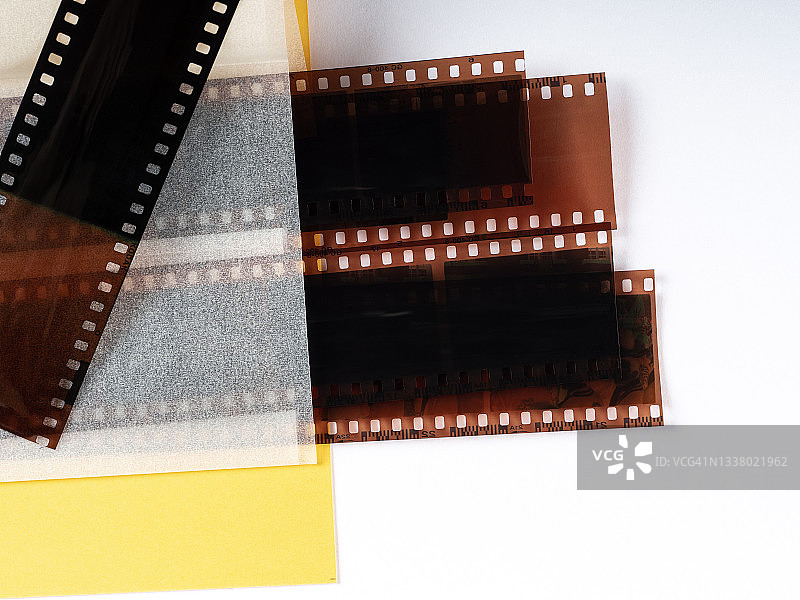 白色背景上保护纸包内的彩色负片35mm胶片条图片素材