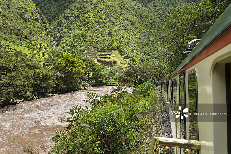 秘鲁奥扬泰坦博至马丘比丘镇的Inka Rail火车，沿Vilcanota河行驶图片素材