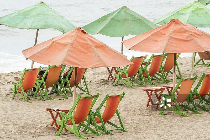 墨西哥哈利斯科州巴亚尔塔港死亡海滩上的沙滩椅和阳伞图片素材