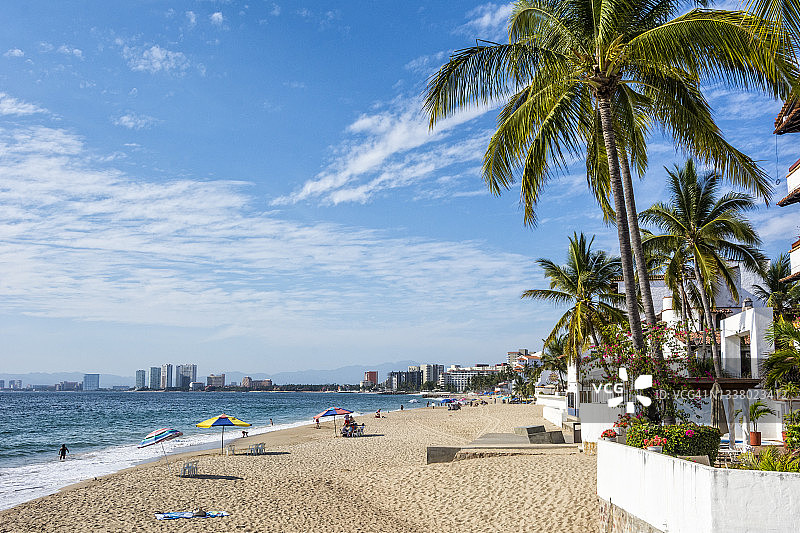 墨西哥哈利斯科州巴亚尔塔港北端的海滩（Playa Camarones）图片素材