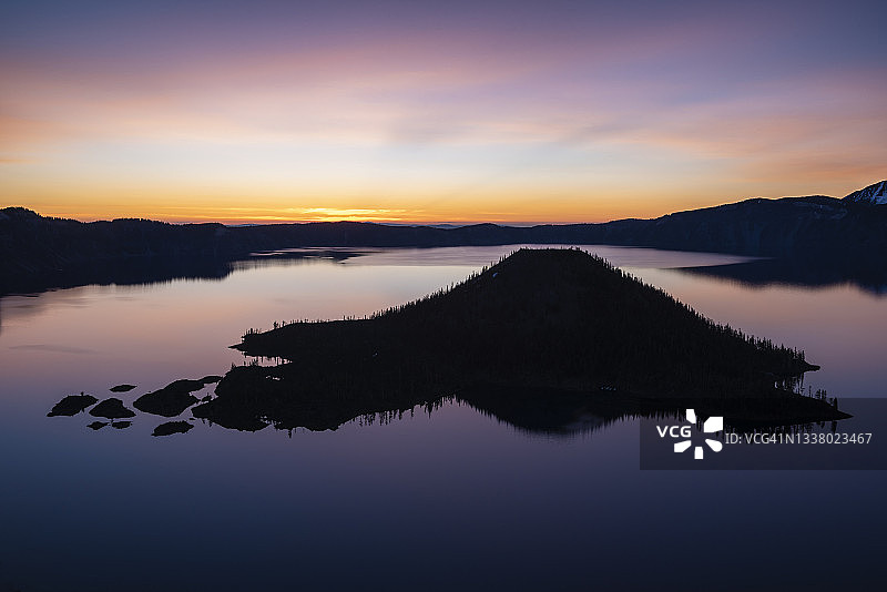 俄勒冈州火山口湖国家公园黎明时分的巫师岛图片素材