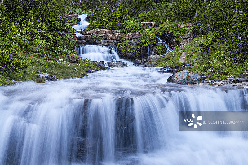 冰川国家公园午餐溪的层叠瀑布图片素材