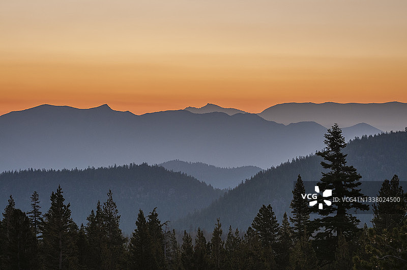 从加利福尼亚州猛犸湖尖塔观景点看到的东面黎明景色图片素材