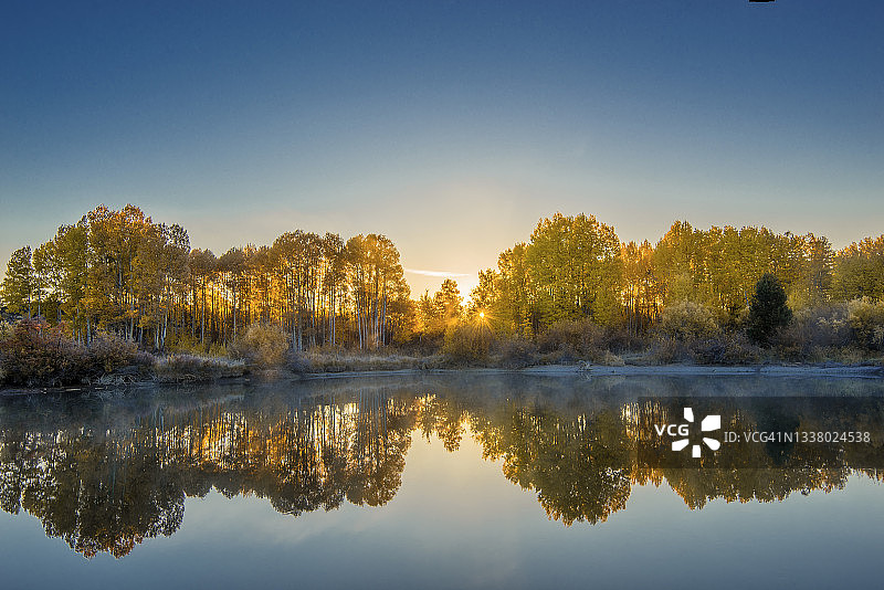 俄勒冈州中部迪舒特河狄龙瀑布附近的秋色白杨树图片素材