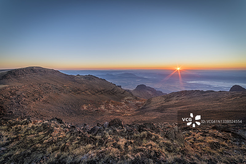 俄勒冈州斯廷斯山顶峰的阿尔沃德沙漠日出图片素材