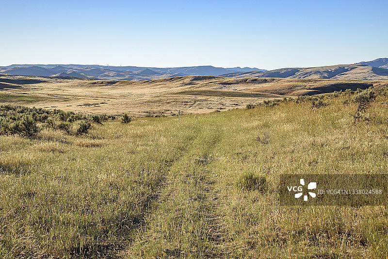 俄勒冈州东部亨廷顿镇桦树溪小径上的古老俄勒冈小道车辙图片素材