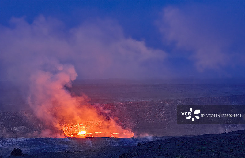 夏威夷火山国家公园哈雷茂茂火山口的熔岩喷发图片素材