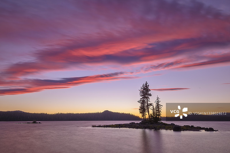 俄勒冈州喀斯喀特山脉沃尔多湖的日落图片素材