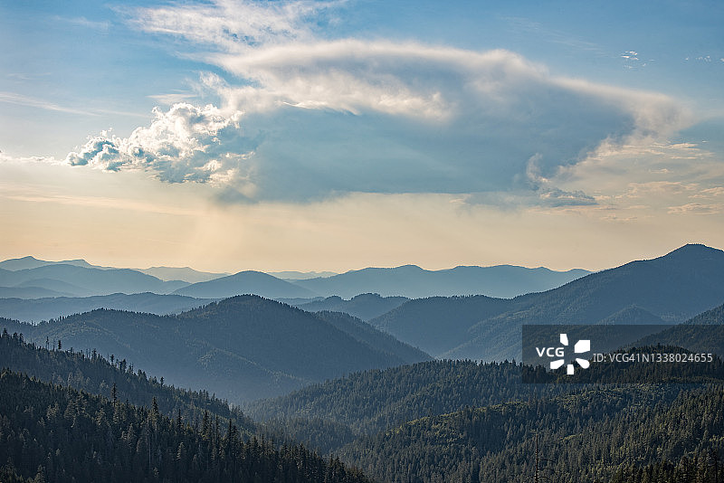 俄勒冈州南部俄勒冈洞穴国家纪念地悬崖自然步道眺望锡斯基尤山脉图片素材