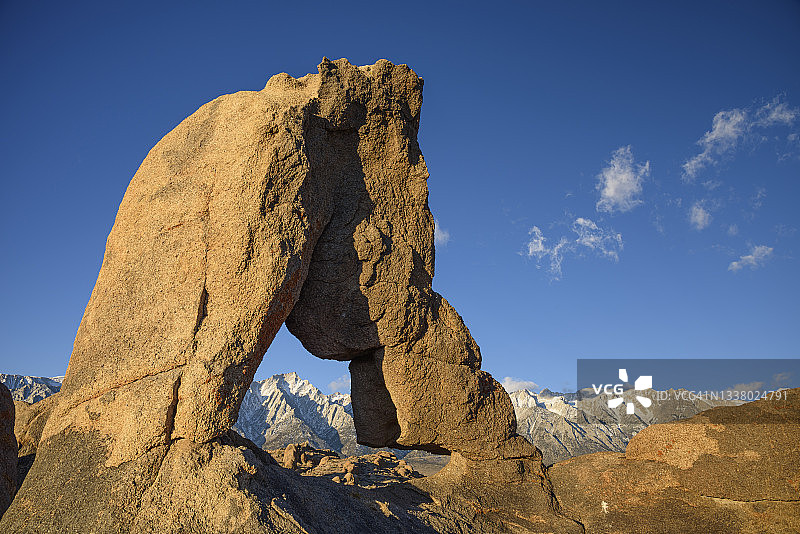 阿拉巴马山丘游憩区，东部内华达山脉的靴子拱门和孤松峰，加利福尼亚图片素材