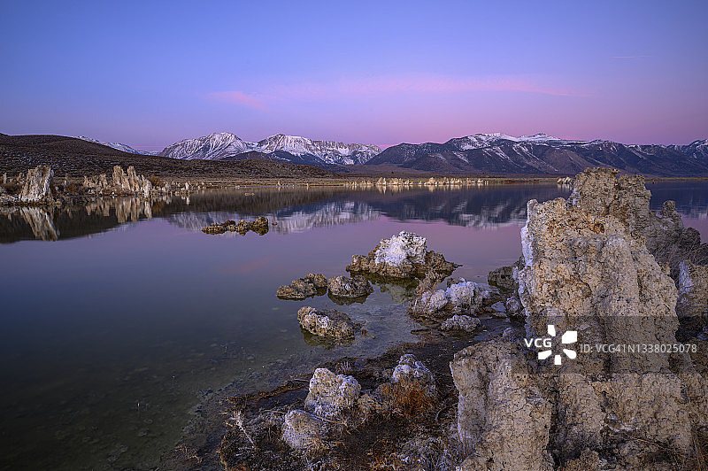 加利福尼亚州内华达山脉东部莫诺湖石灰华构造黎明图片素材