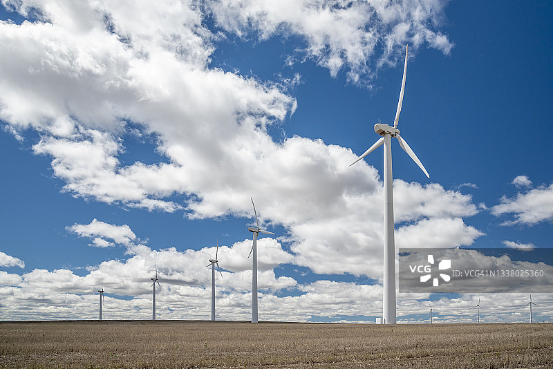 俄勒冈州康登附近麦田里的风力发电机图片素材