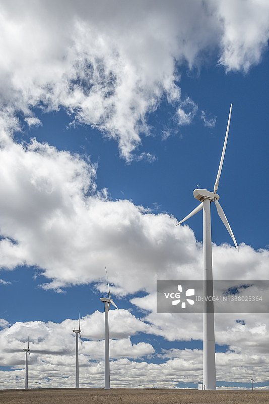 俄勒冈州康登附近麦田里的风力发电机图片素材